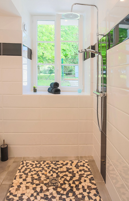 Douche à l'italienne du rez-de-chaussée Douche à l'italienne